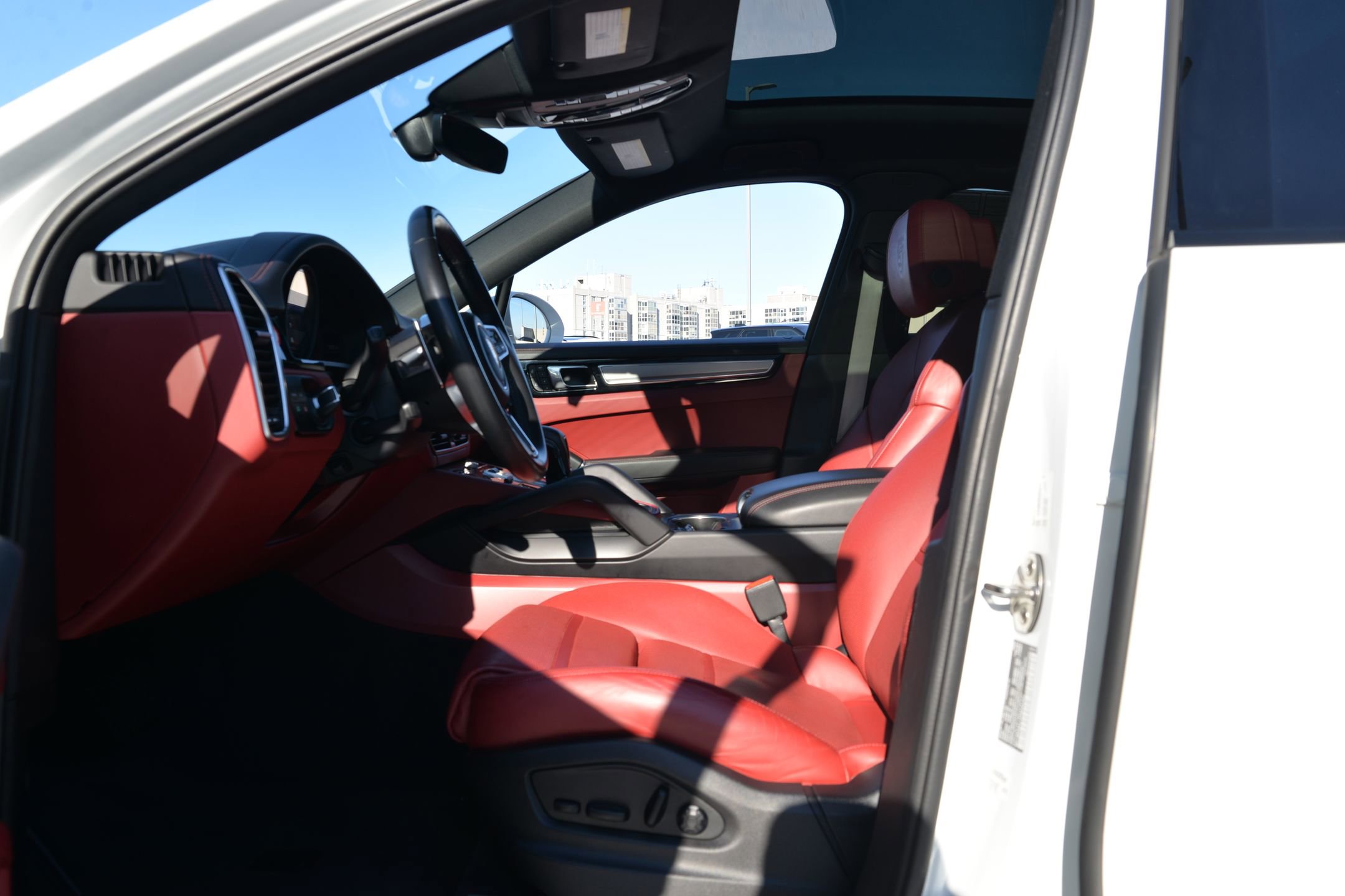 Certified 2023 Porsche Cayenne Platinum Edition image 5