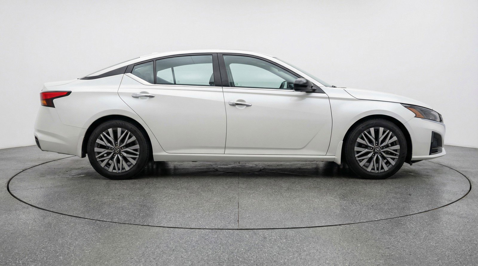 Used 2025 Nissan Altima 2.5 SV image 11