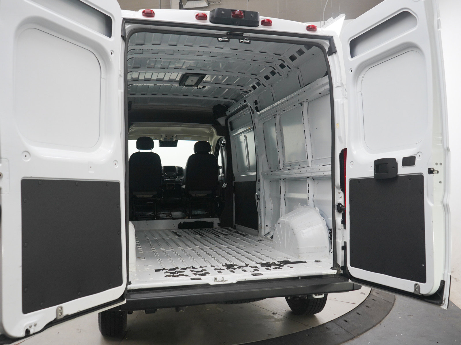 Used 2024 RAM ProMaster 2500 w/ Convenience Group FWD image 9