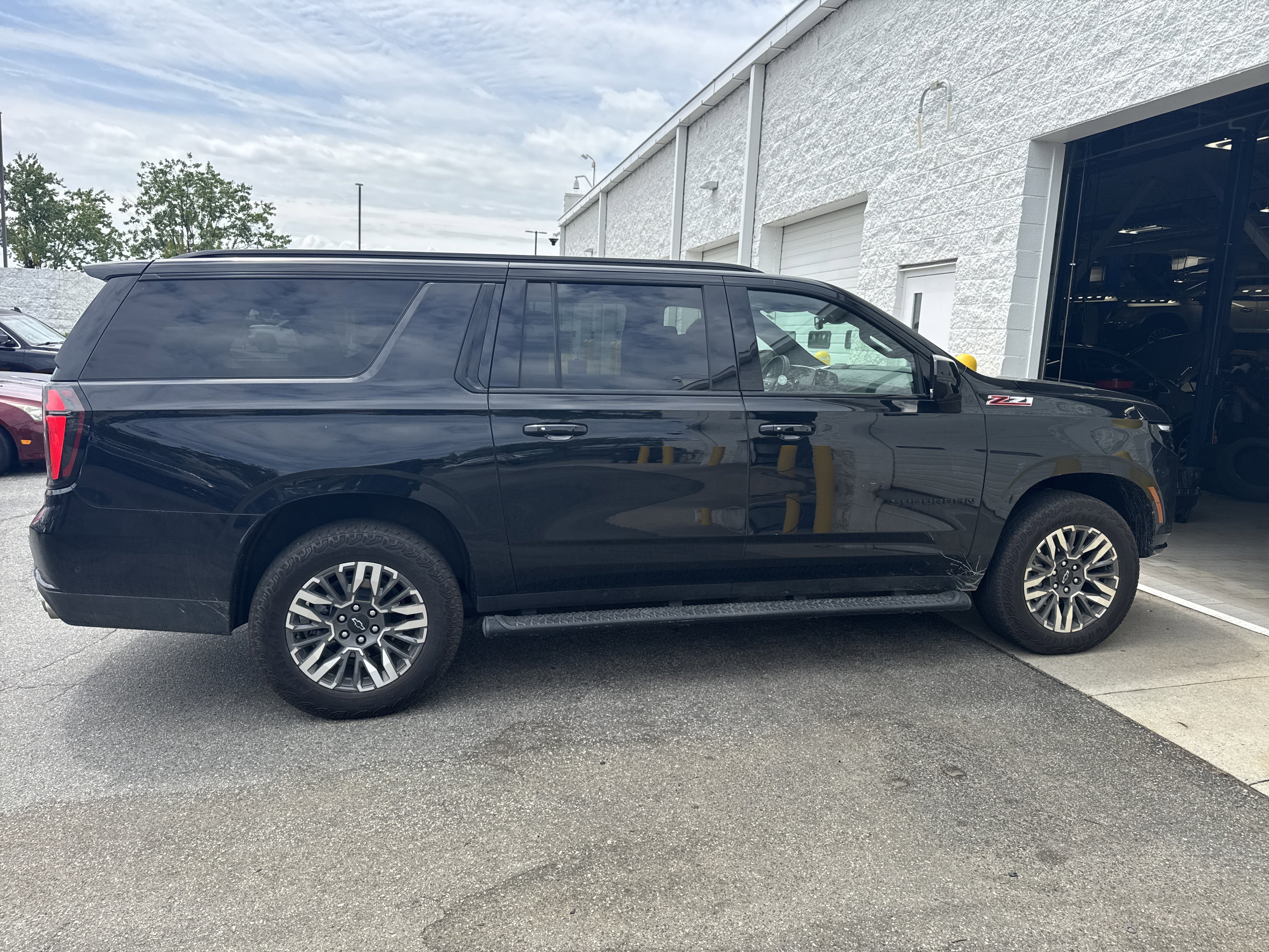 Used 2025 Chevrolet Suburban Z71 AWD/4WD image 11