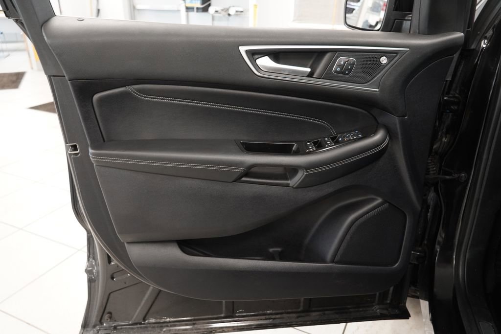 Used 2019 Ford Edge Titanium w/ Cold Weather Package AWD/4WD image 18