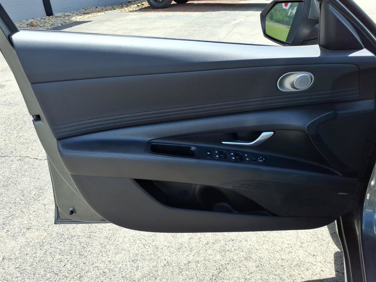 Used 2024 Hyundai Elantra Limited FWD image 11