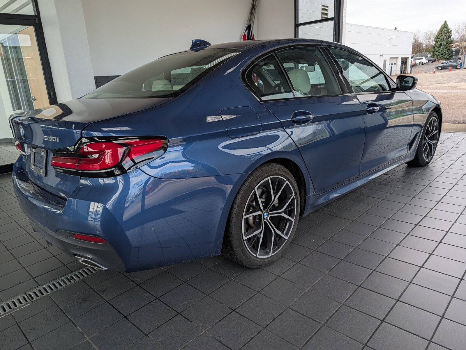 Certified 2023 BMW 530i xDrive AWD/4WD image 2