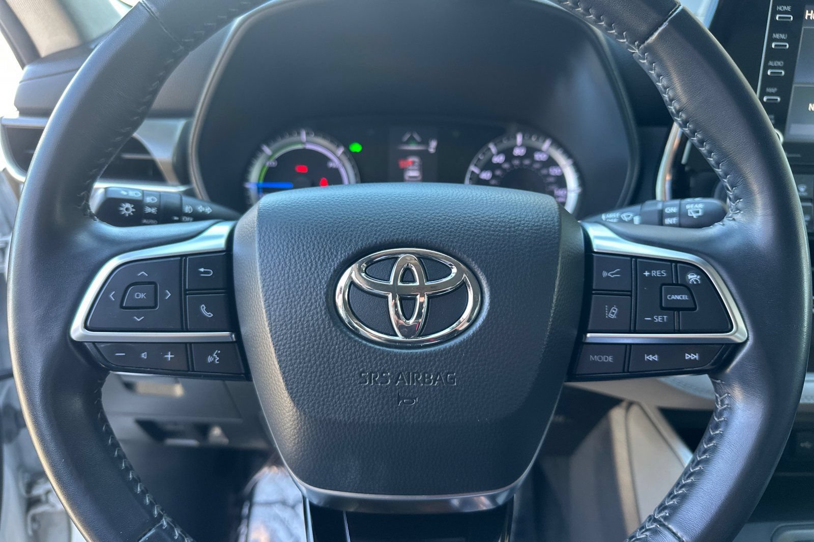 Used 2021 Toyota Highlander LE AWD/4WD image 37
