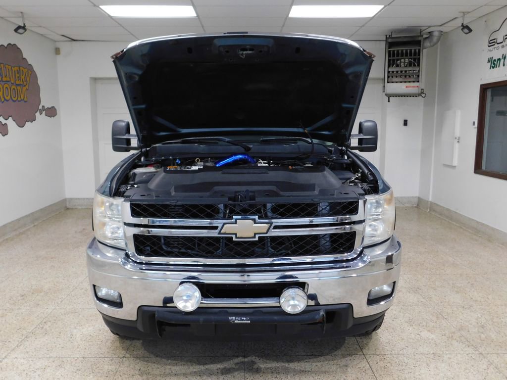 Used 2011 Chevrolet Silverado 2500 LT w/ Interior Plus Package AWD/4WD image 16