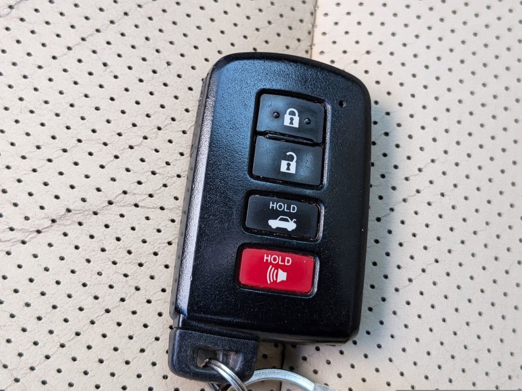 Used 2013 Toyota Avalon Limited FWD image 29