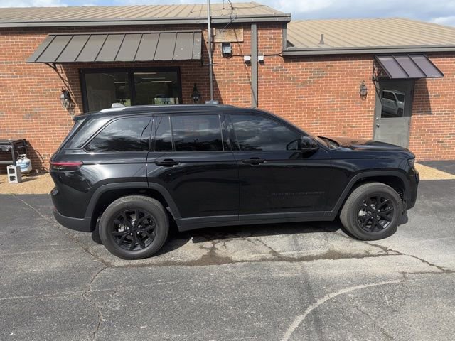 Used 2024 Jeep Grand Cherokee Altitude AWD/4WD image 3