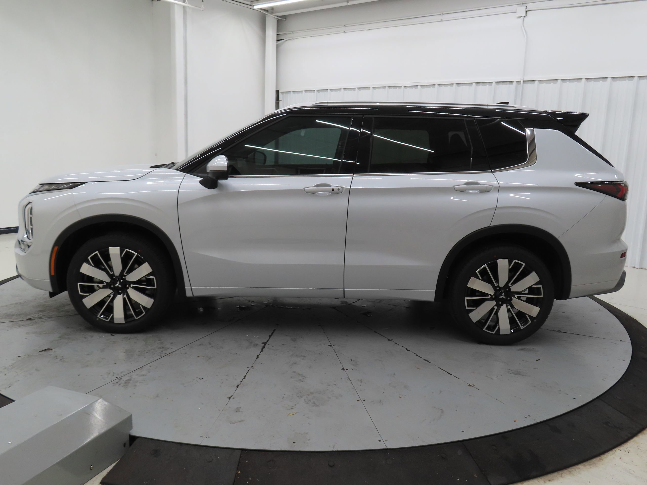 New 2026 Mitsubishi Outlander SEL image 6