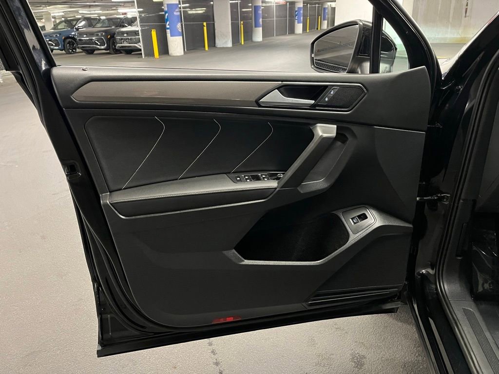 Used 2022 Volkswagen Tiguan SE w/ Panoramic Sunroof Package image 18
