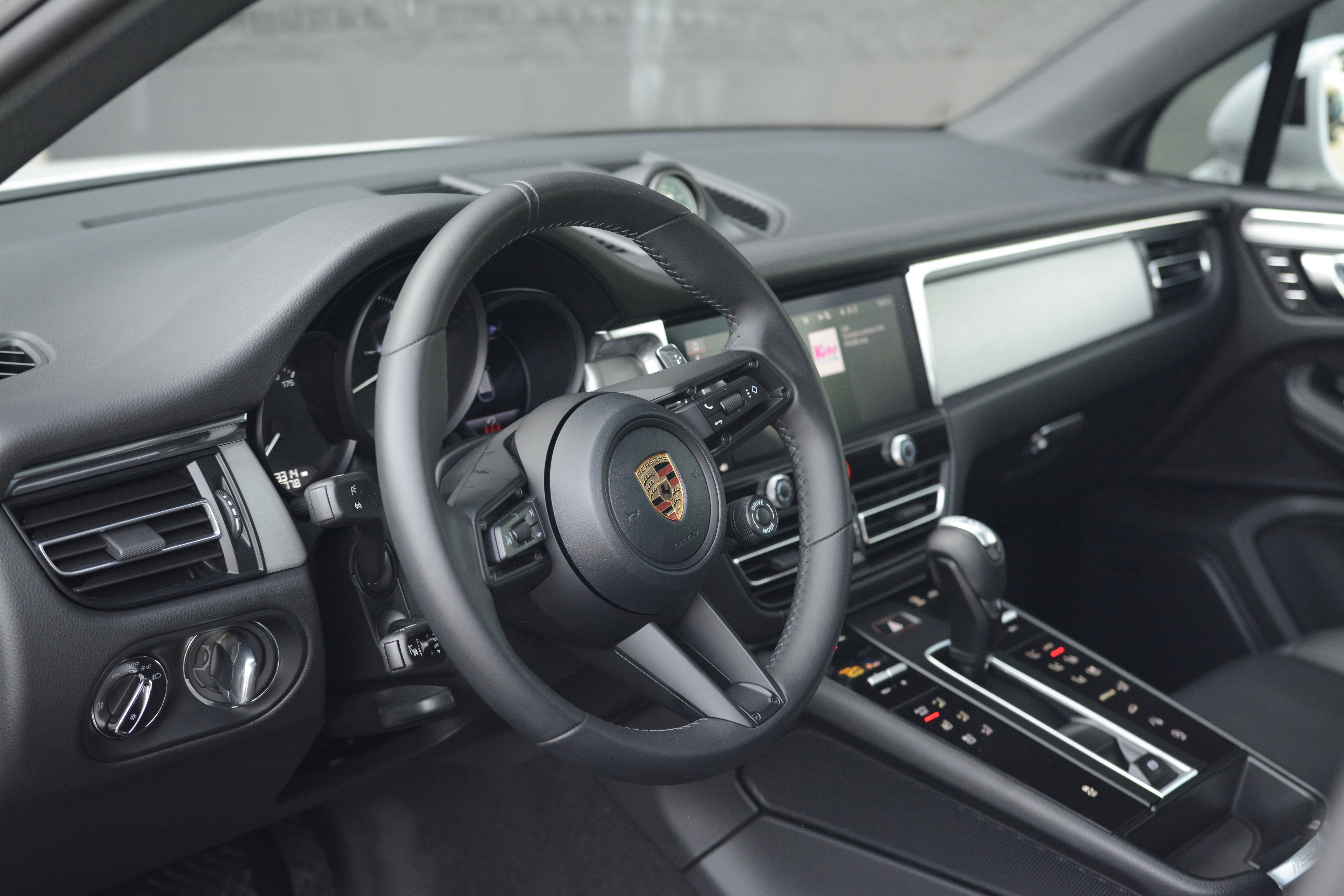 Certified 2026 Porsche Macan AWD/4WD image 4