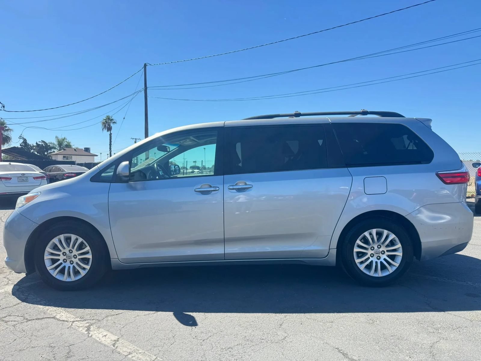 Used 2016 Toyota Sienna XLE w/ XLE Navigation Package FWD image 3
