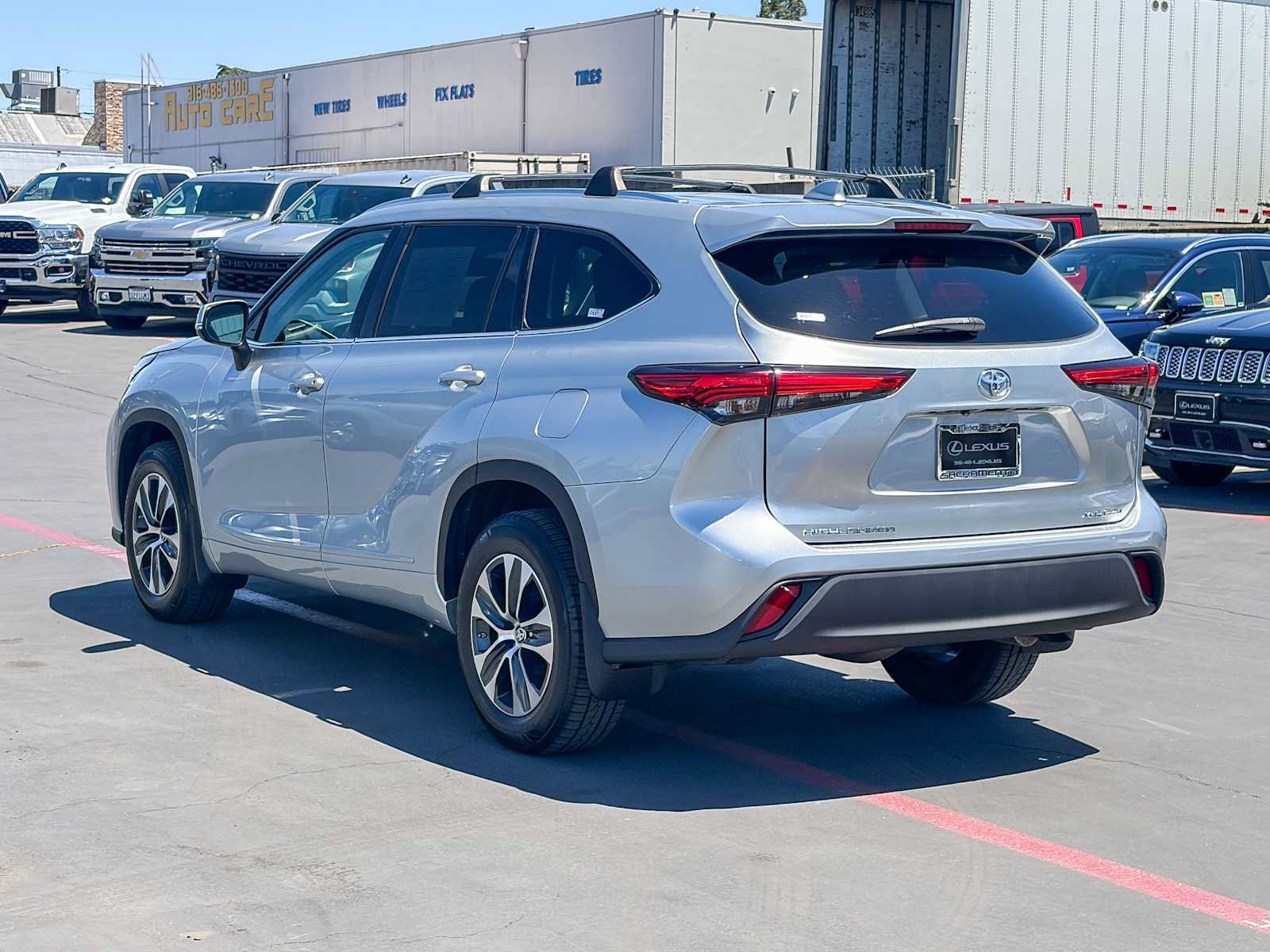 Used 2021 Toyota Highlander XLE AWD/4WD image 2