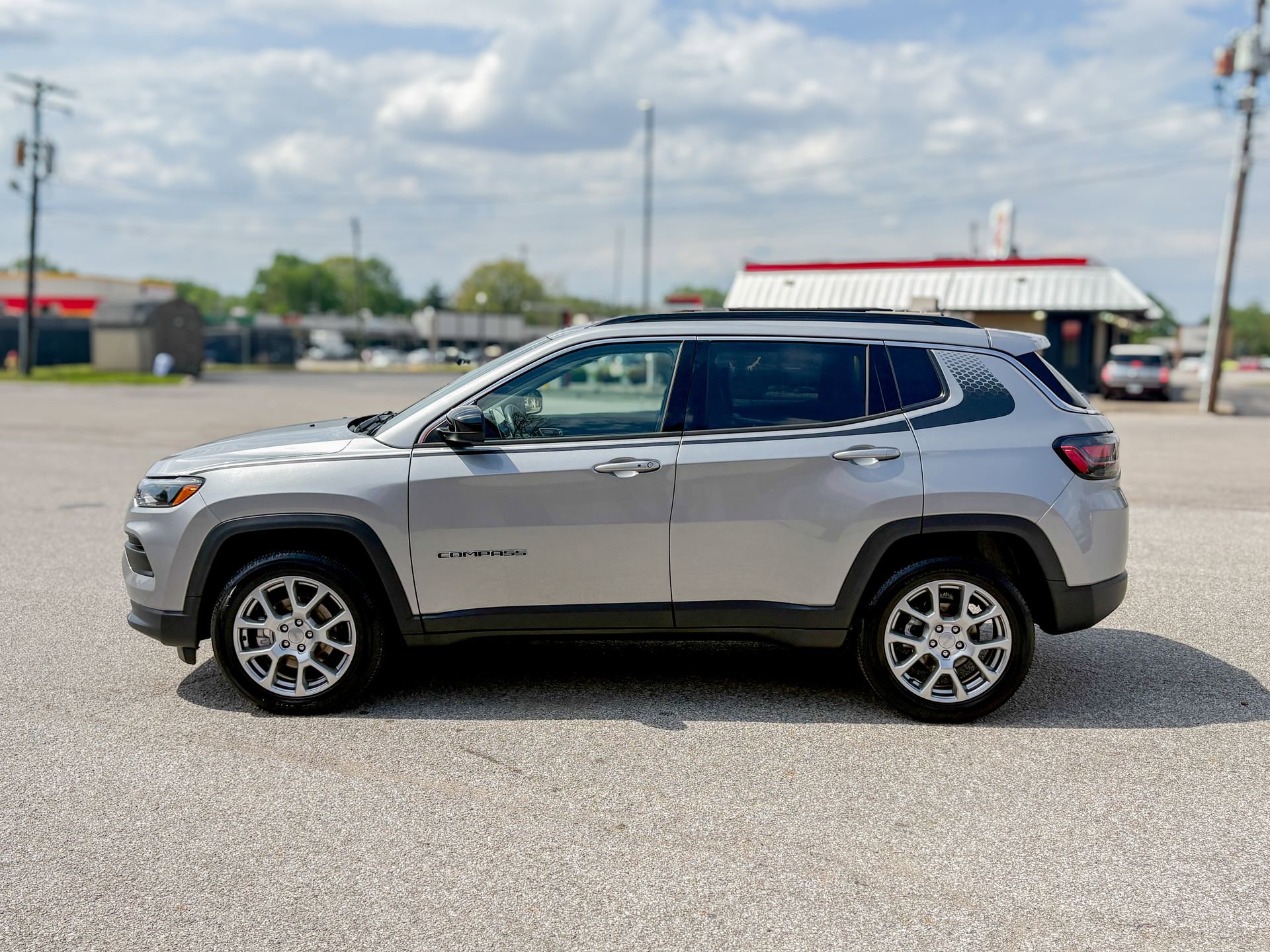 Used 2022 Jeep Compass Latitude w/ Sun and Sound Group AWD/4WD image 8