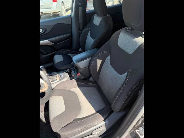 Used 2017 Jeep Cherokee Sport image 3