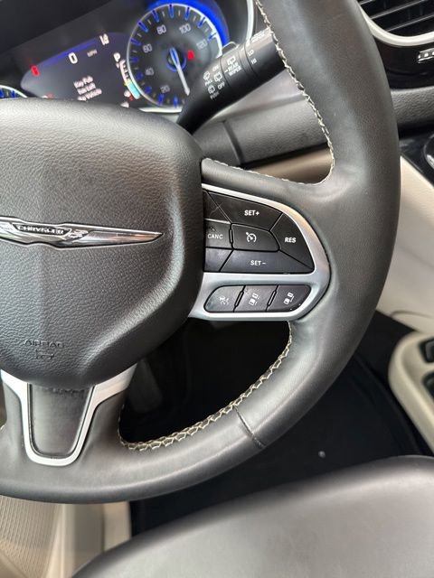 Used 2023 Chrysler Pacifica Touring-L FWD image 25