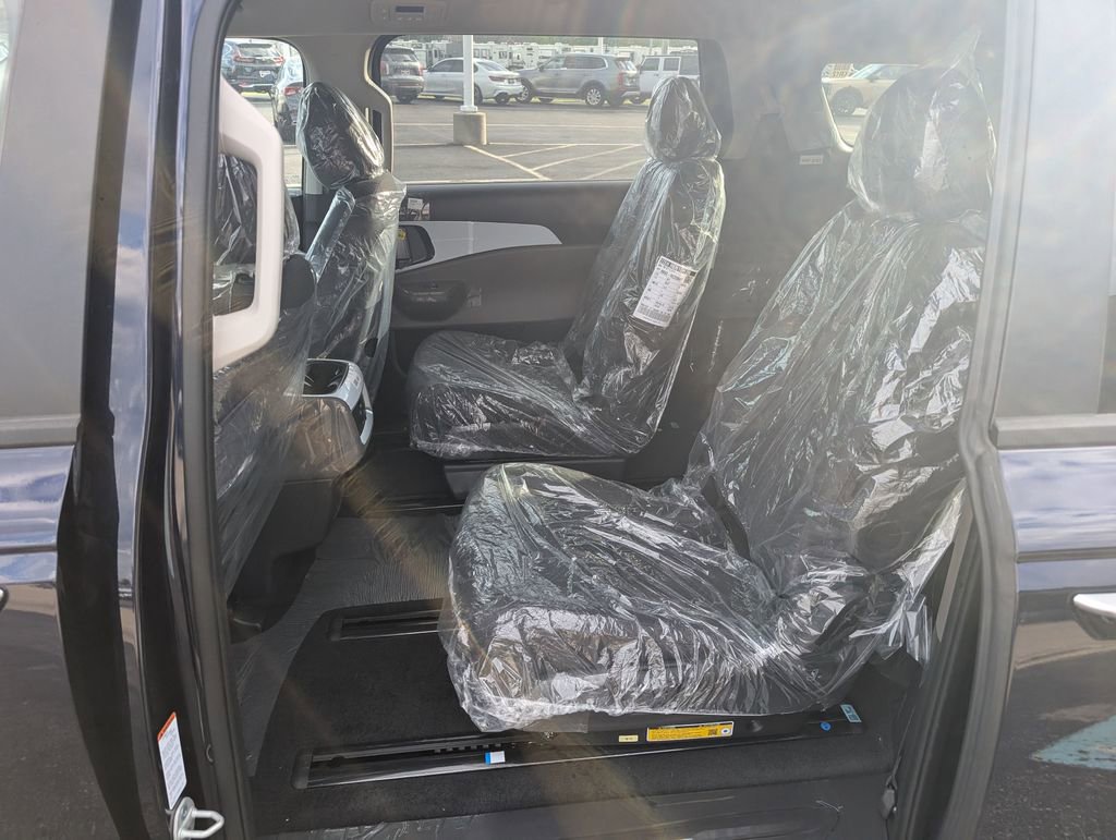 New 2026 Kia Carnival LX FWD image 9