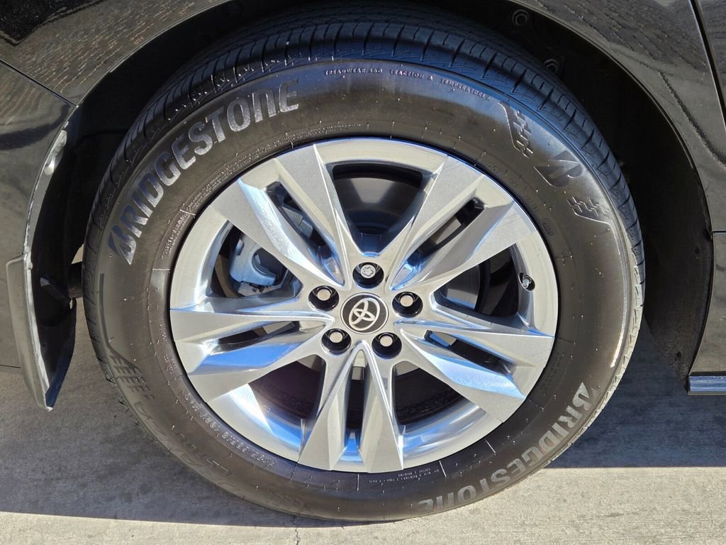 Used 2025 Toyota Sienna Limited image 8