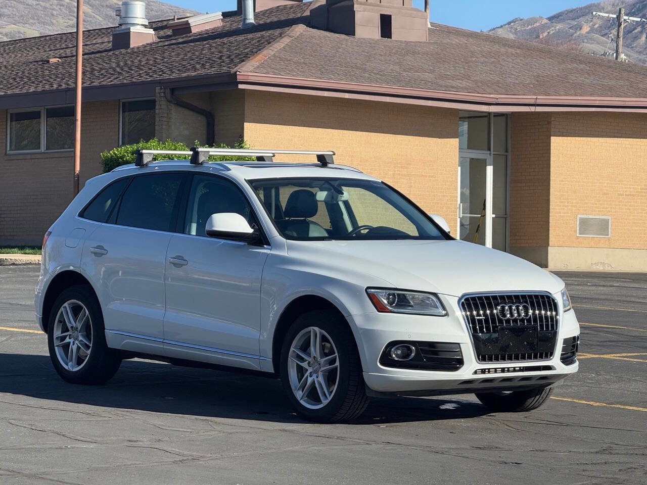 Used 2017 Audi Q5 2.0T Premium Plus w/ Technology Package AWD/4WD image 3