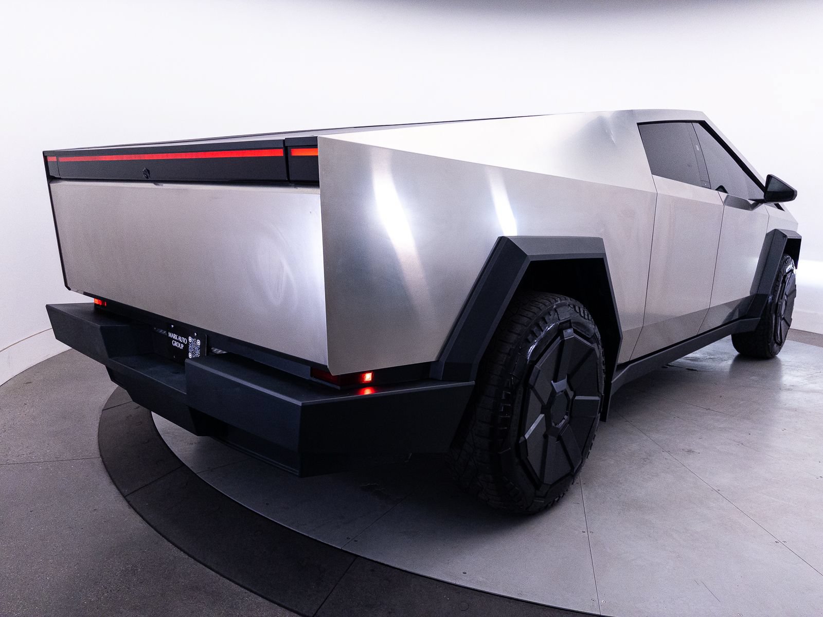 Used 2024 Tesla Cybertruck AWD Crew Cab image 16