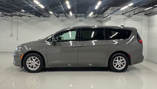 Used 2025 Chrysler Pacifica Select image 3