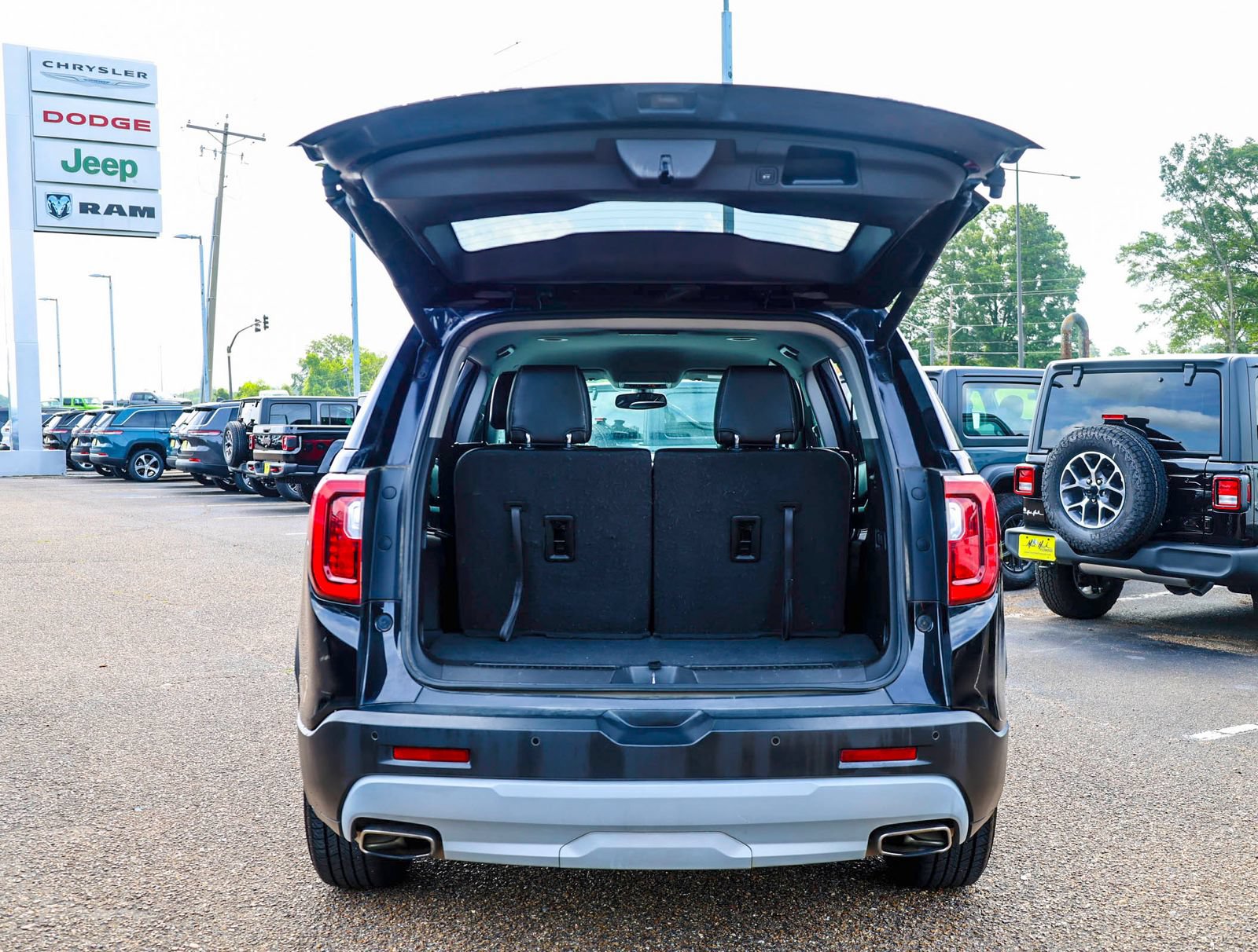 Used 2020 GMC Acadia SLT AWD/4WD image 8