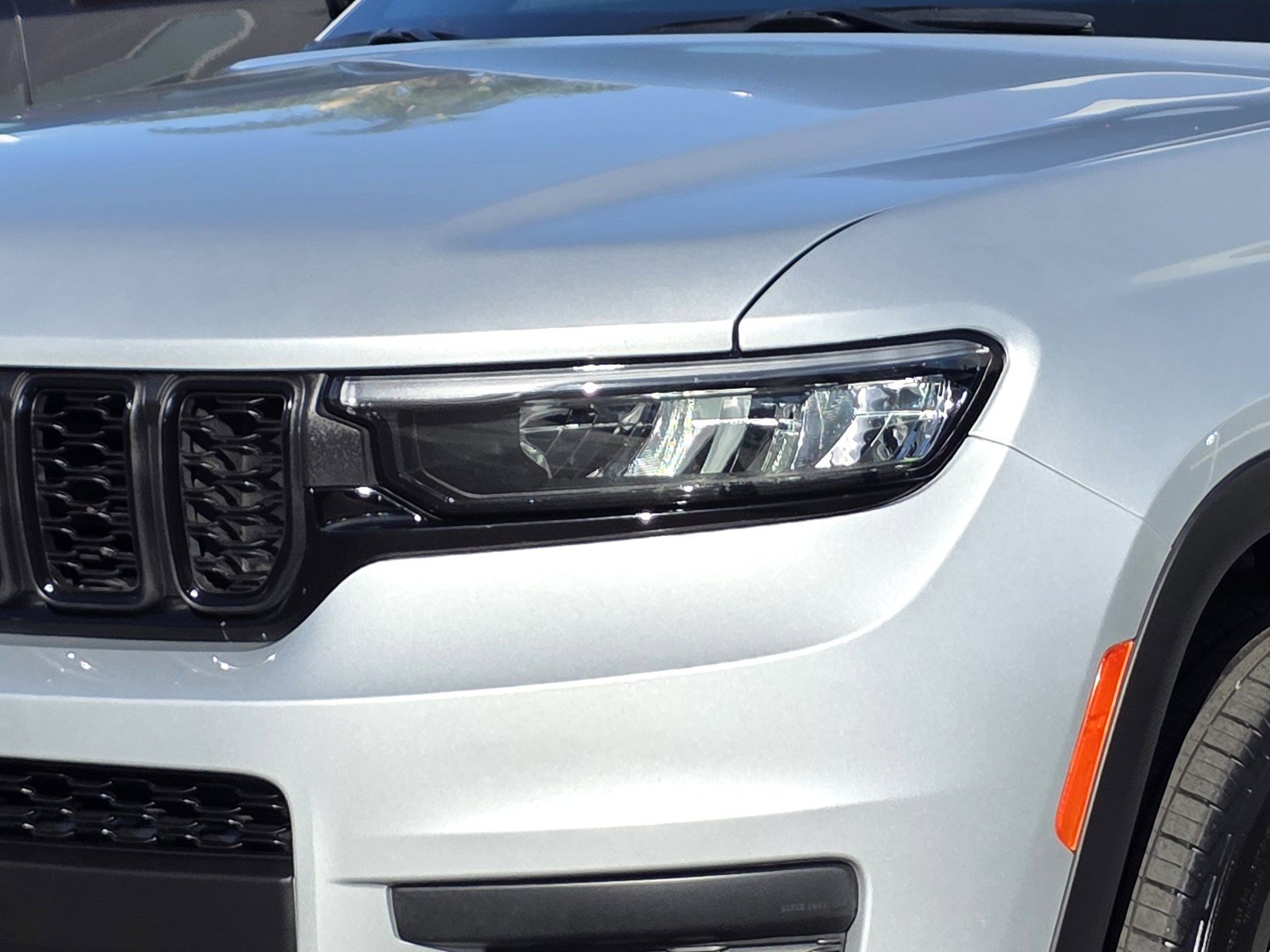 Certified 2024 Jeep Grand Cherokee L Laredo image 8