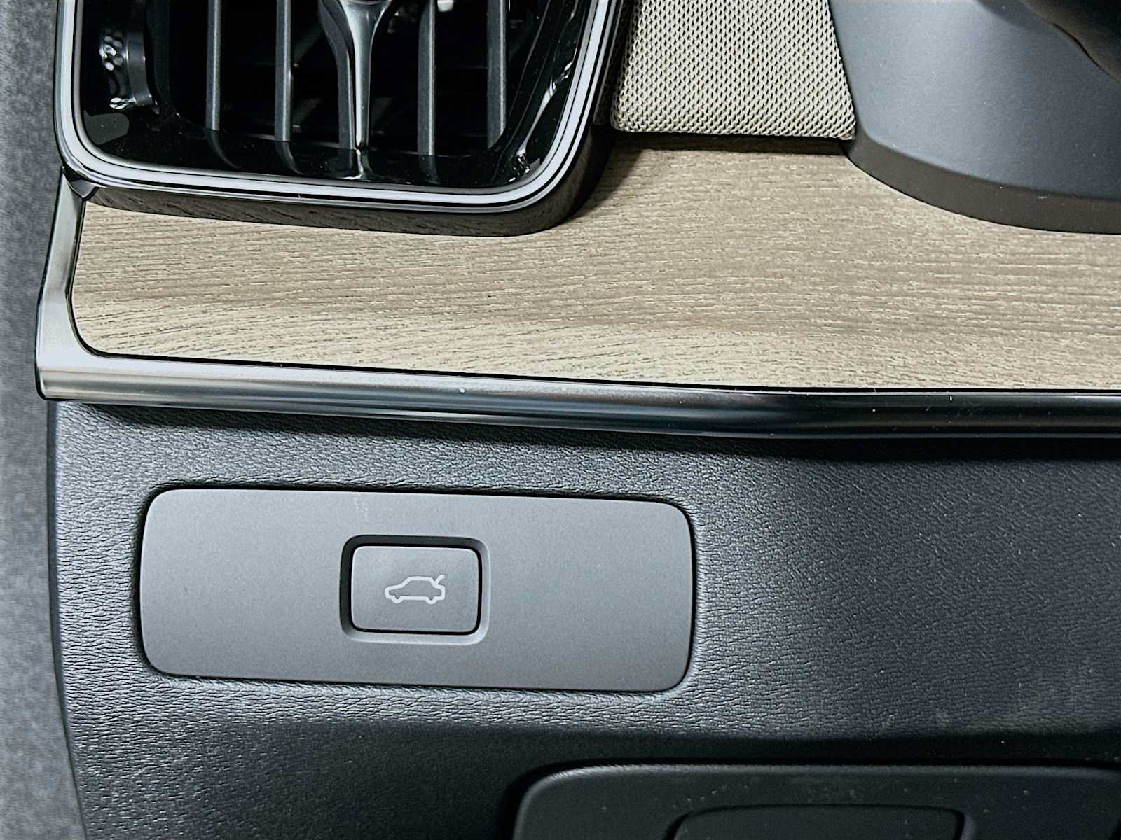 New 2026 Volvo XC90 B6 Plus w/ Protection Package Premier AWD/4WD image 10