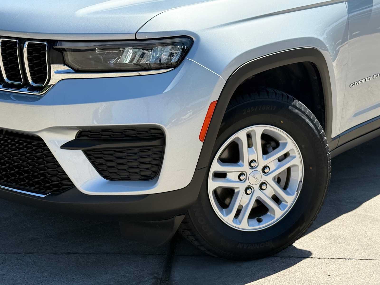 Used 2023 Jeep Grand Cherokee Laredo RWD image 3