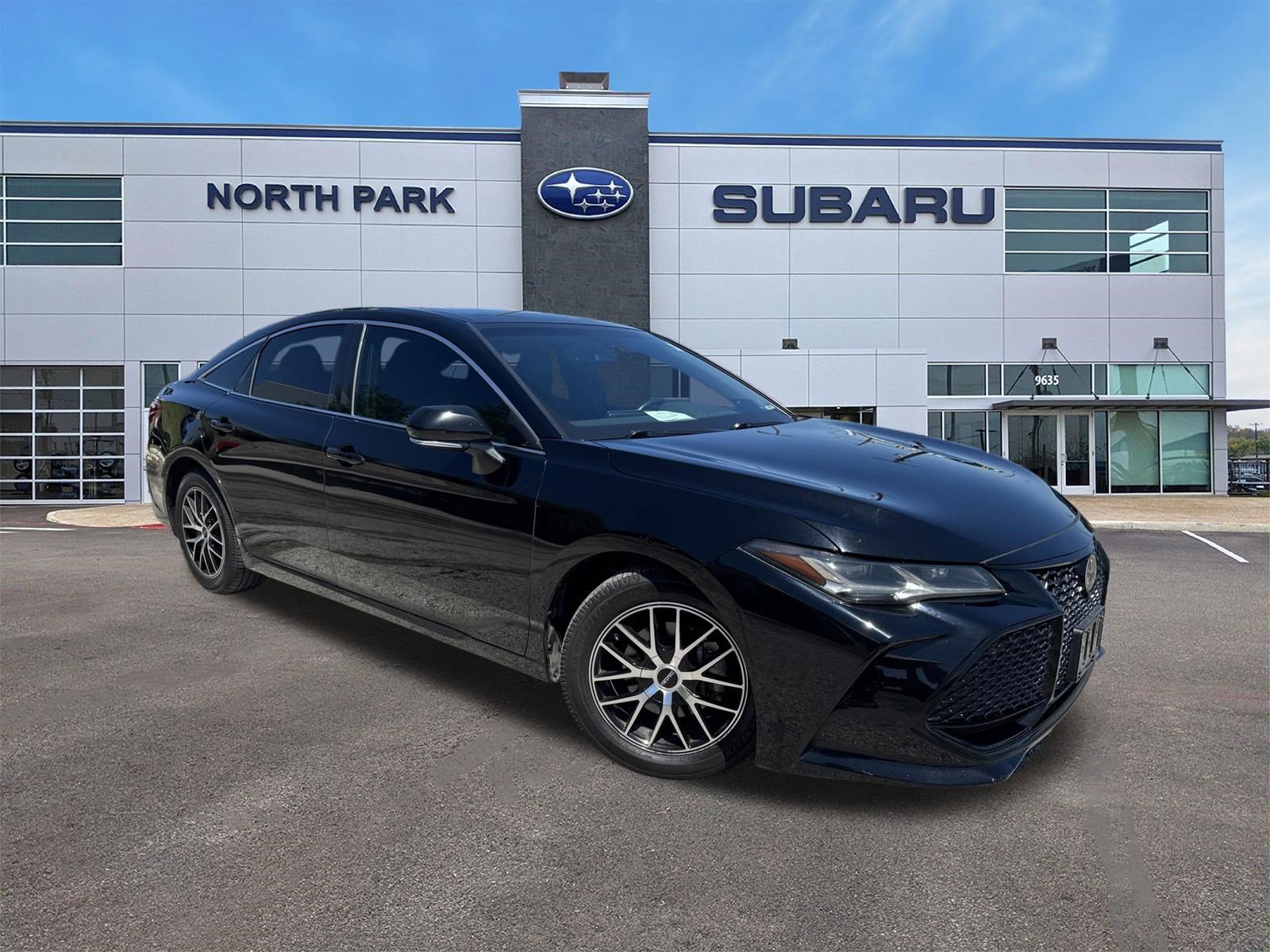 Used 2019 Toyota Avalon Touring FWD image 1
