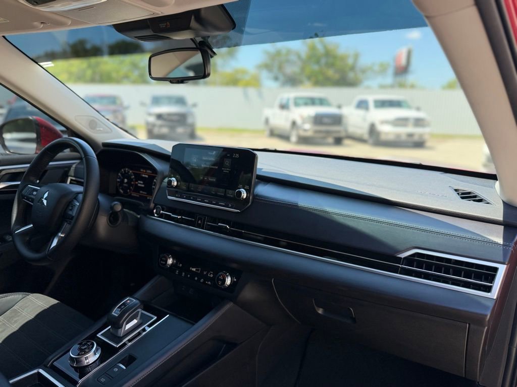 Used 2023 Mitsubishi Outlander SE FWD image 14