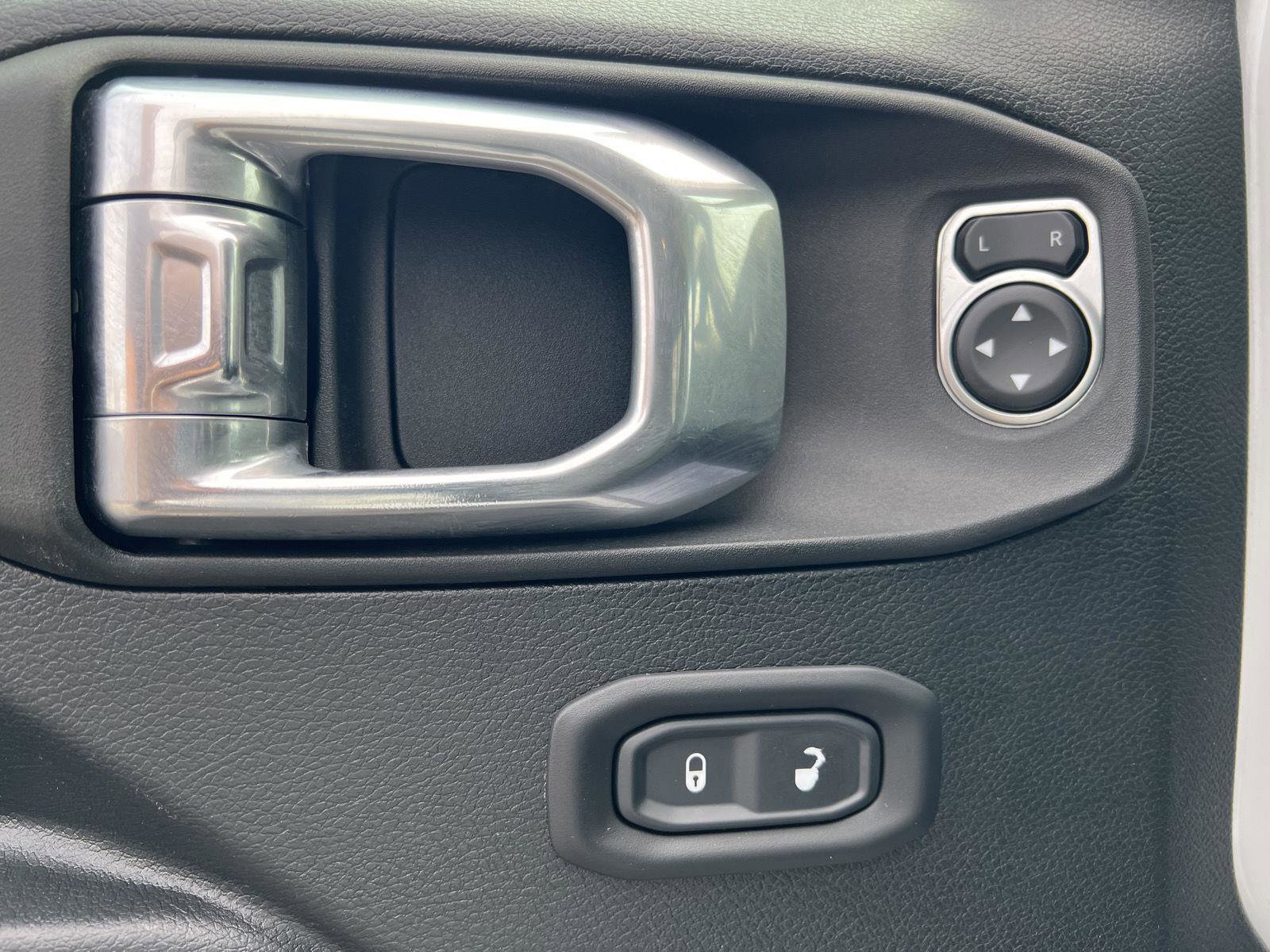 Used 2021 Jeep Gladiator Willys image 17