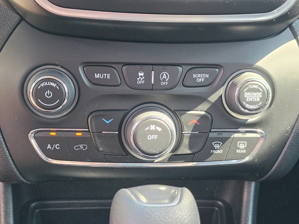 Used 2020 Jeep Cherokee Latitude AWD/4WD image 24