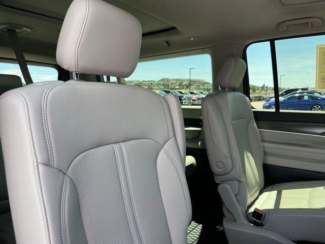 Certified 2024 Jeep Wagoneer L Series III w/ Premium Group I AWD/4WD image 26