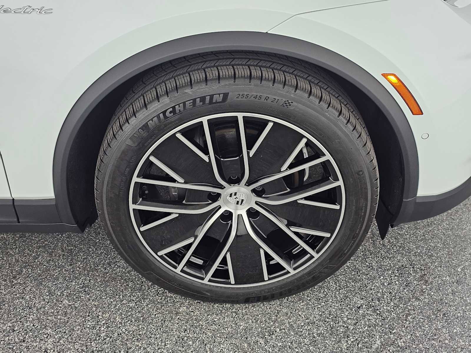 Used 2024 Porsche Macan 4 Electric image 9