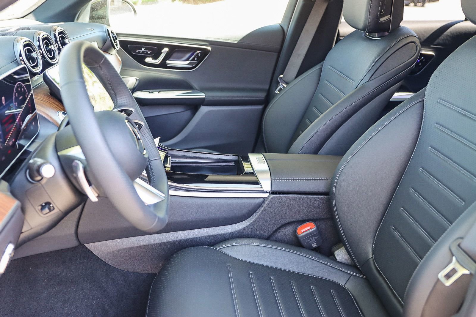 Used 2024 Mercedes-Benz GLC 300 4MATIC image 17