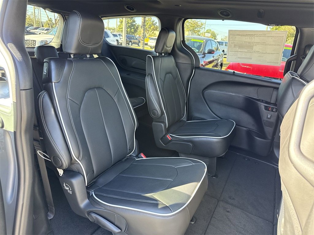 New 2026 Chrysler Pacifica Limited w/ S Appearance Package image 26