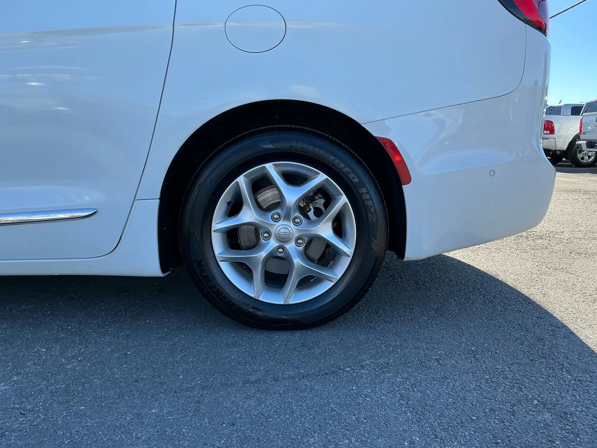 Used 2018 Chrysler Pacifica Touring-L w/ Advanced Safetytec Group image 11