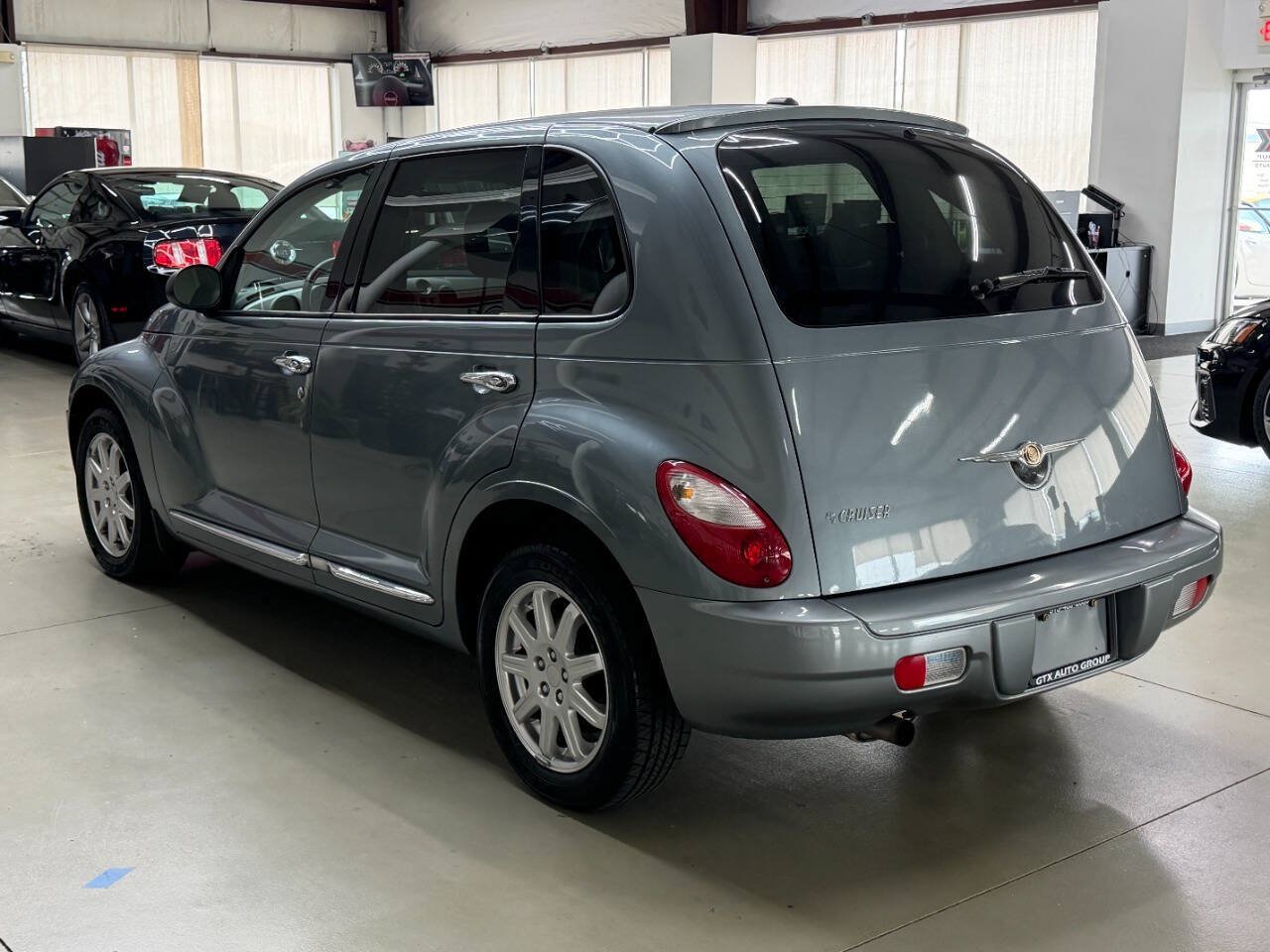 Used 2010 Chrysler PT Cruiser FWD image 4