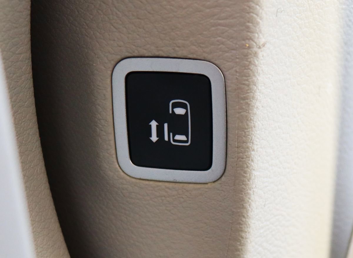 Used 2023 Chrysler Voyager LX FWD image 30