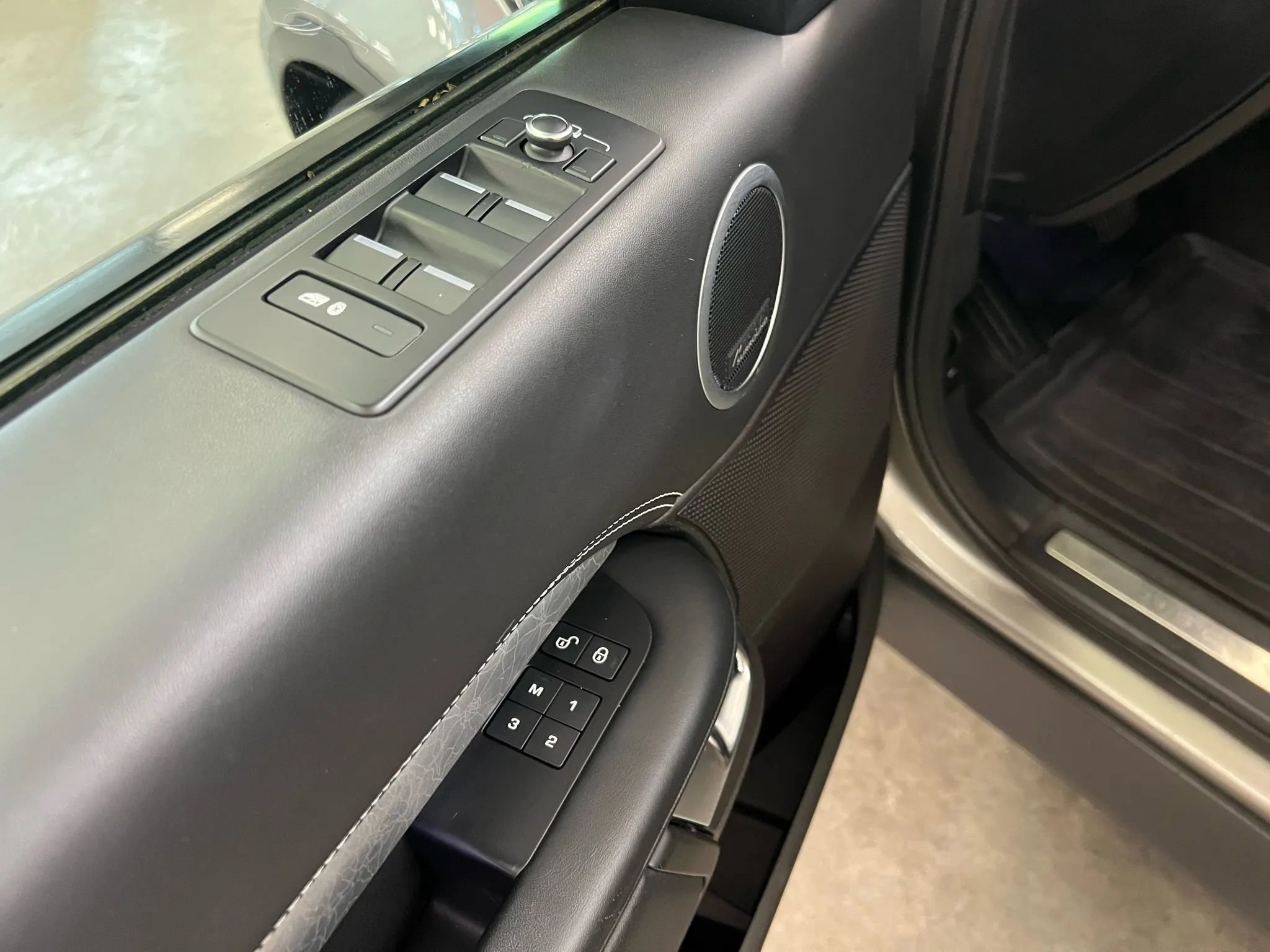 Used 2017 Land Rover Discovery First Edition image 16