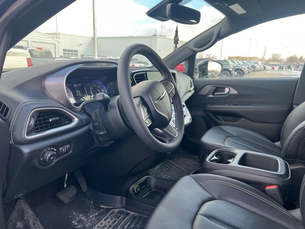 Used 2025 Chrysler Pacifica Select image 7
