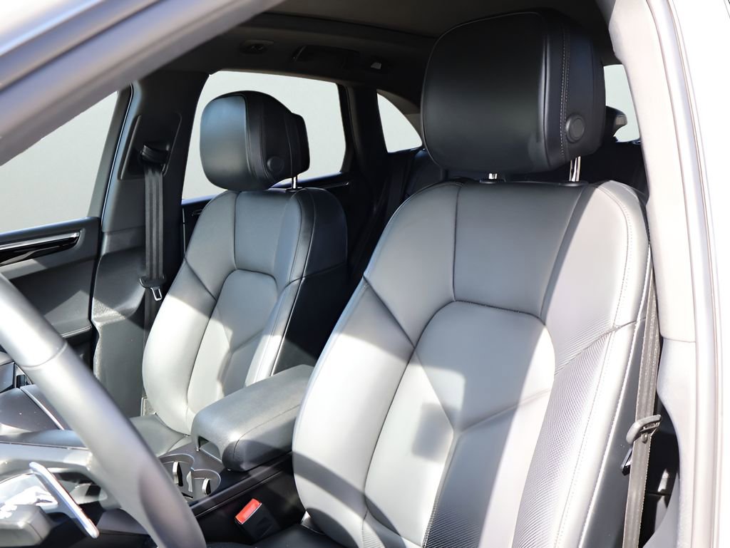 Used 2025 Porsche Macan image 5