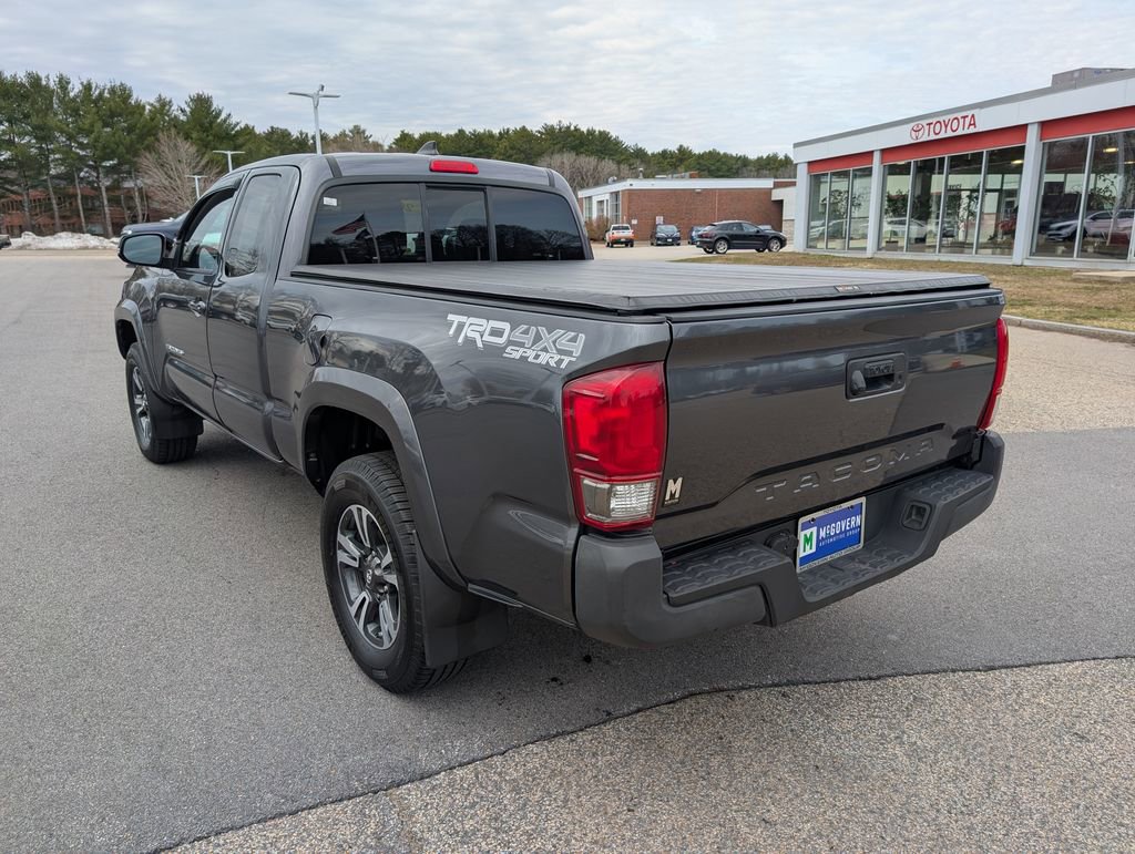 Used 2017 Toyota Tacoma TRD Sport image 3