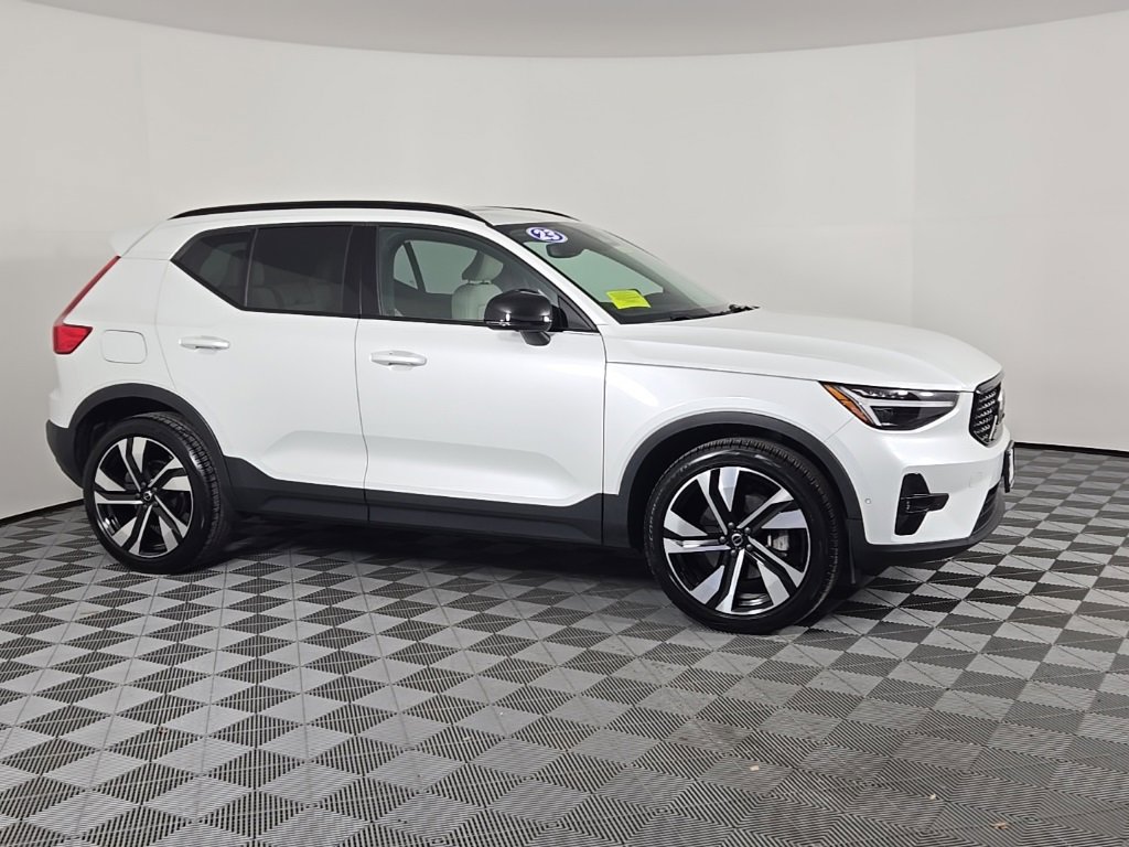Certified 2023 Volvo XC40 B5 Ultimate w/ Climate Package image 5