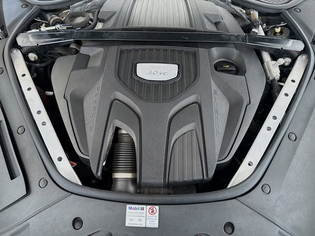 Used 2018 Porsche Panamera 4 image 32