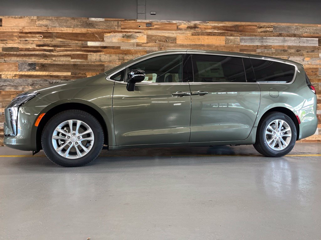 New 2027 Chrysler Pacifica Select FWD image 16