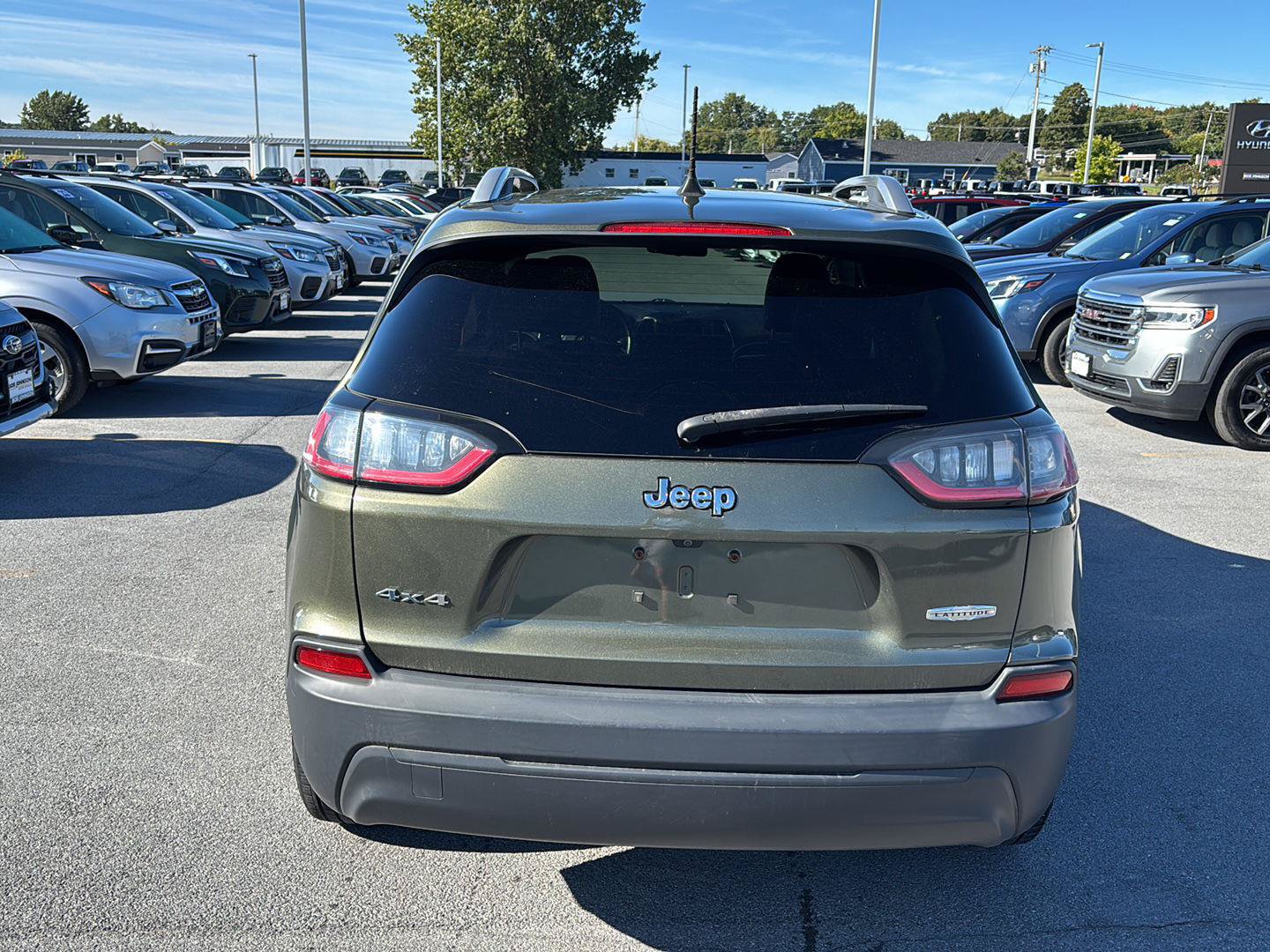 Used 2019 Jeep Cherokee Latitude Plus w/ Cold Weather Group AWD/4WD image 4