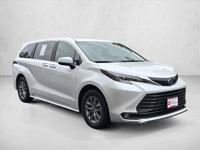 Used 2025 Toyota Sienna XLE AWD/4WD image 3
