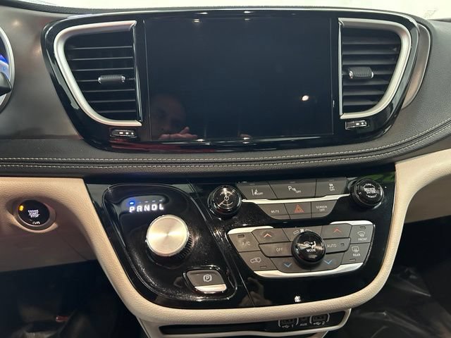 Used 2024 Chrysler Pacifica Limited FWD image 19