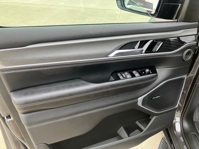 New 2026 Jeep Grand Wagoneer Limited w/ Convenience Group I AWD/4WD image 9